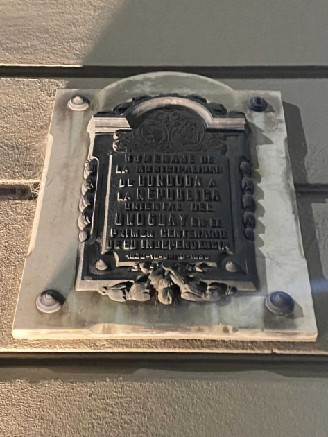 Foto de la placa colocada por la Municipalidad de Córdoba en 1930 (30 de julio)