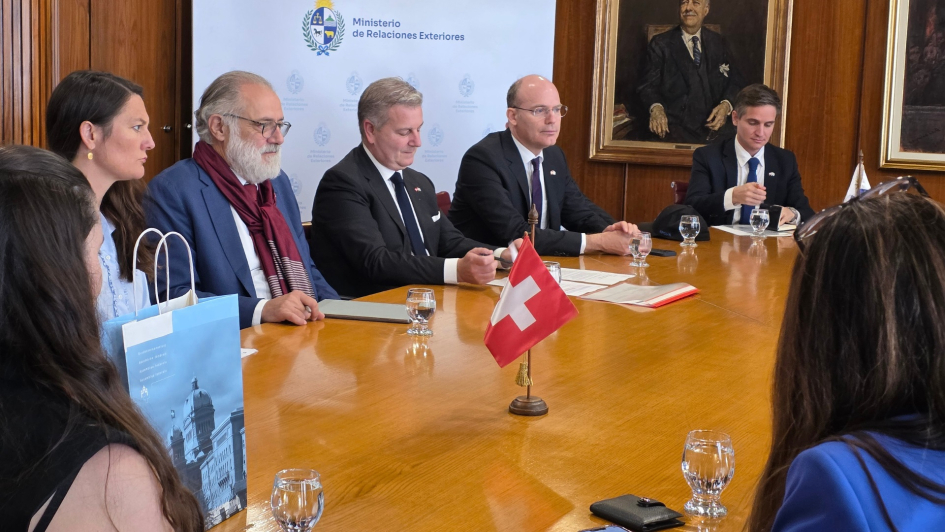 Delegación suiza reunidos con canciller uruguayo