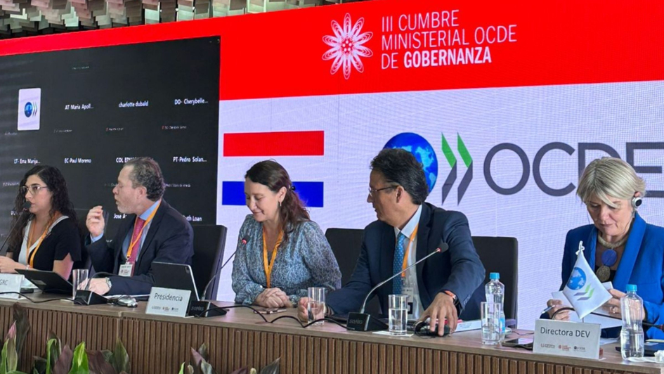 Cabecera de mesa de reuniones con personas sentadas