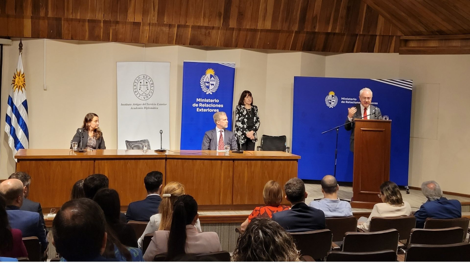 Canciller Mario Lubetkin, subsecretaria Valeria Csukasi y el director del IASE, Felipe Llantada