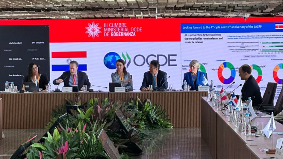 Cabecera de mesa de reuniones con personas sentadas