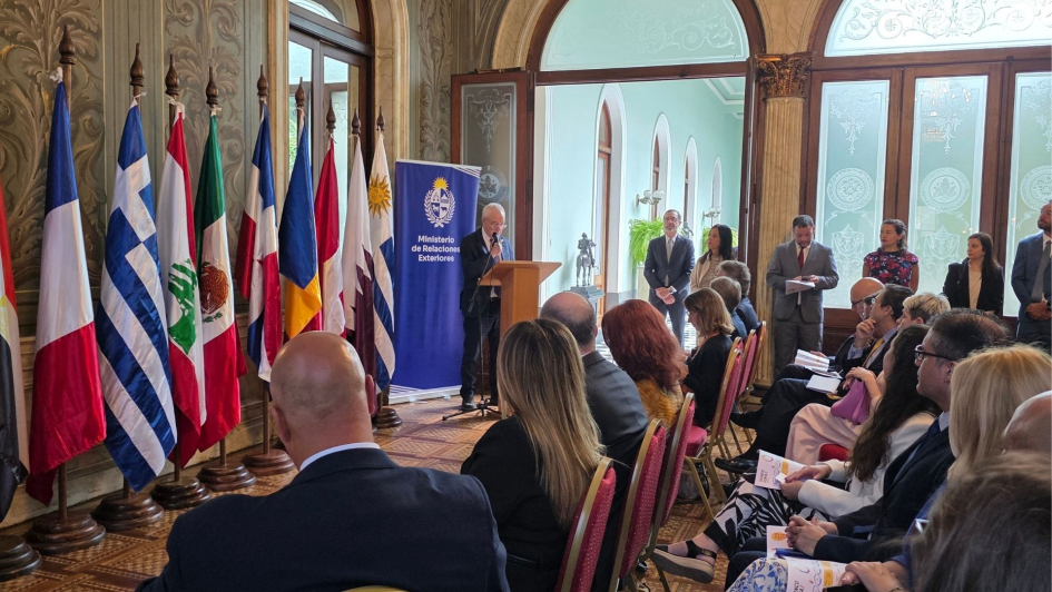 Canciller Lubetkin brindando oratoria en el Lanzamiento