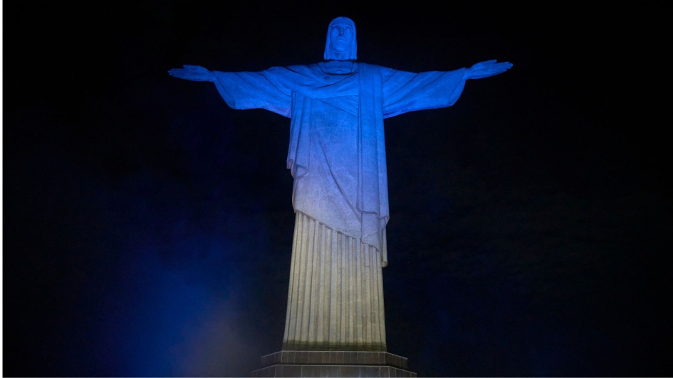 El Cristo Redentor se iluminó de celeste, Fotos: Mariana Greif El Cristo Redentor se iluminó de celeste, Fotos: Mariana Greif