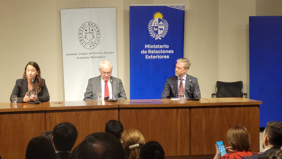 Canciller Mario Lubetkin, subsecretaria Valeria Csukasi y el director del IASE, Felipe Llantada