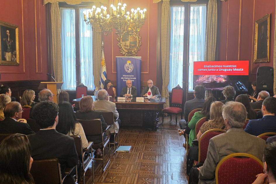 Canciller Mario Lubetkin; Benjamín Liberoff y Mariana Ferreira Ministro de Relaciones Exteriores, Mario Lubetkin; Benjamín Liberoff, y Mariana Ferreira