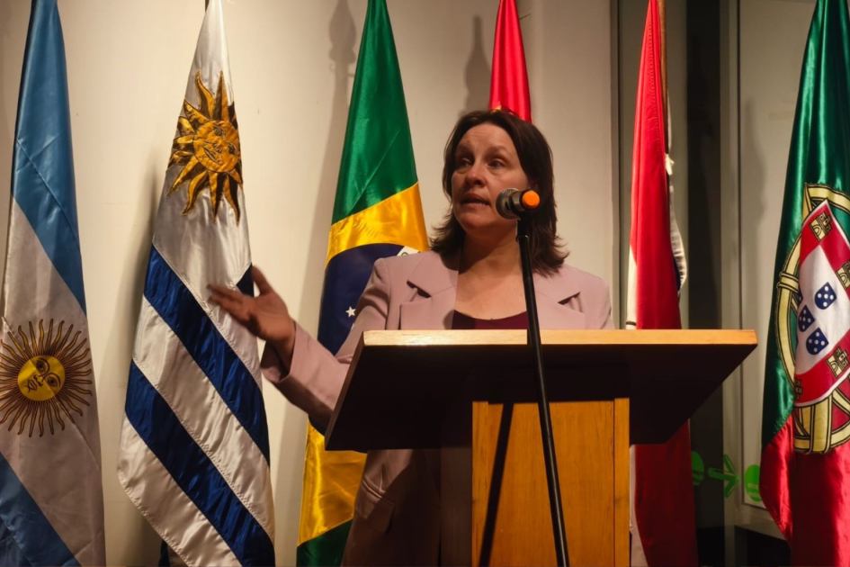 Directora nacional de ANEP Salsamendi brindando palabras en la inauguración de la exposición