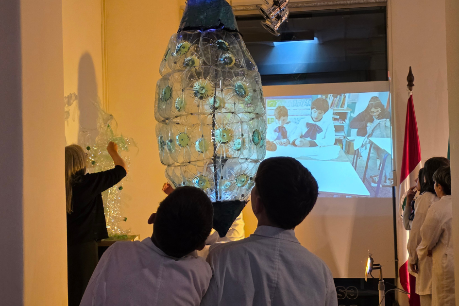 Niños mirando pieza en la exposición "Iluminando el Reciclaje"