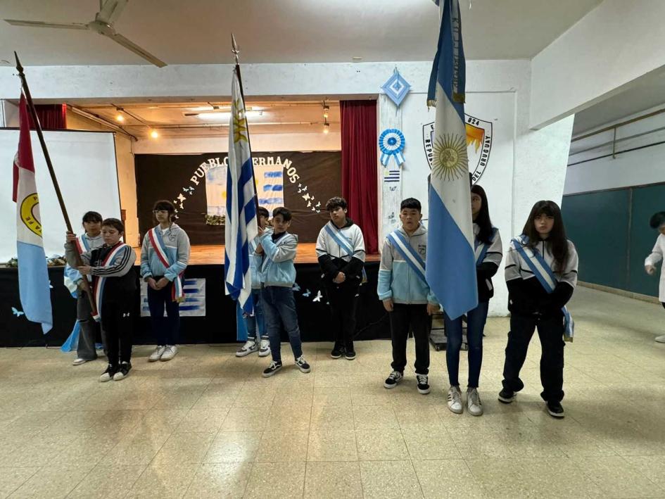 Acto en la Escuela Nro. 824 República Oriental del Uruguay abanderados en el acto realizado en la Escuela República Oriental del Uruguay
