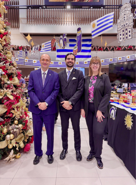 Imagen de equipo de la Embajada en la actividad. 