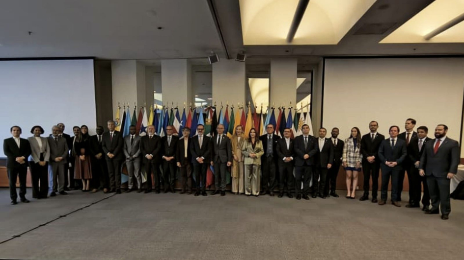 El embajador Juan Carlos Ojeda Viglione en la reunión de OPANAL Foto de familia con el secretario general electo al centro