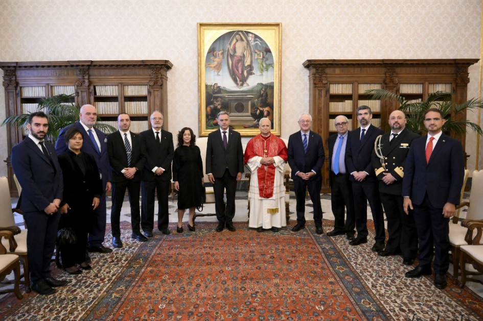 La delegación uruguaya junto al papa León XIV en la sede de la Iglesia católica. La delegación uruguaya junto al papa León XIV en la sede de la Iglesia católica.