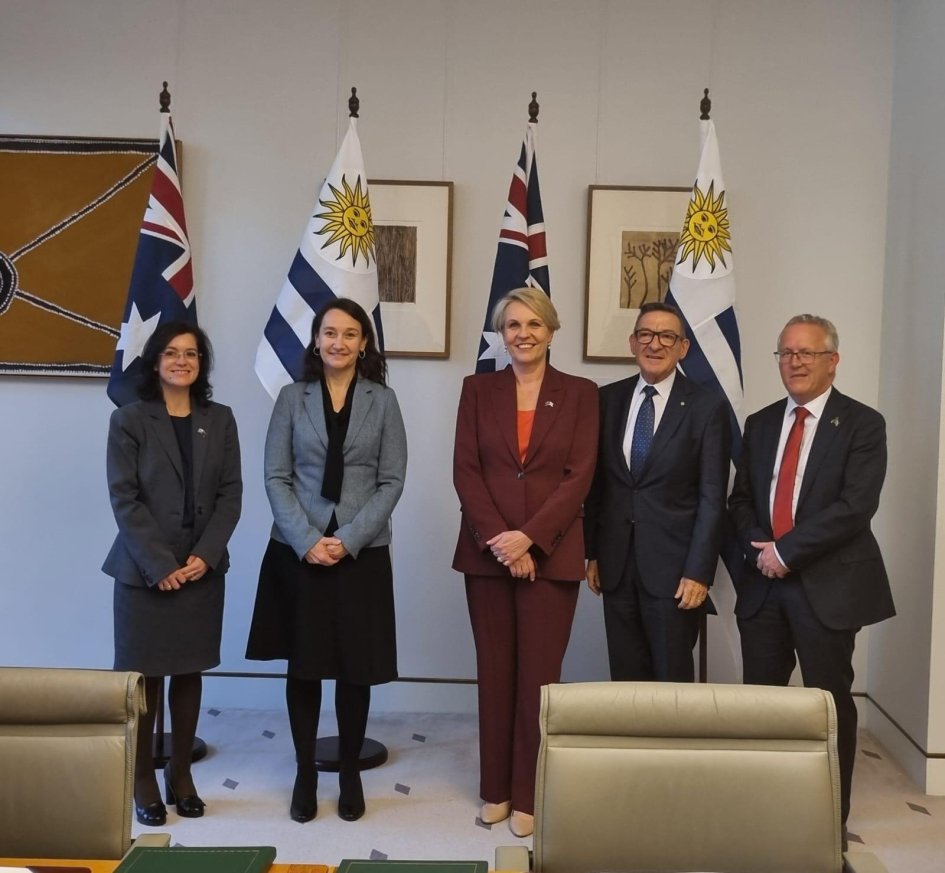 Vicenciller con la ministra Tanya Plibersek de Australia y demás autoridades Vicenciller firma acuerdo de Seguridad social en Australia