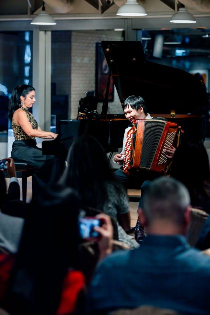Pianista uruguaya Mariana Airaudo y acordeonista Sam Tsui de Hong Kong Arts Without Boundaries