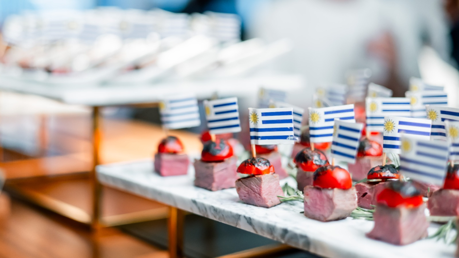 Canapés con carnes uruguayas ofrecidos en la antesala del recital