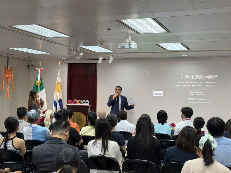 Foto del Cónsul General dando palabras de bienvenida a la audiencia