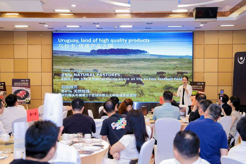 Victoria Cai de INAC presenta las ventajas de la producción de carne bovina en Uruguay Presentación del INAC previa a la cena