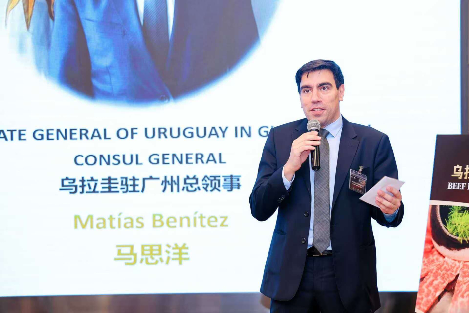 Cónsul General Matías Benítez da la bienvenida a los asistentes Presentación del Cónsul General Matías Benítez previo a la cena