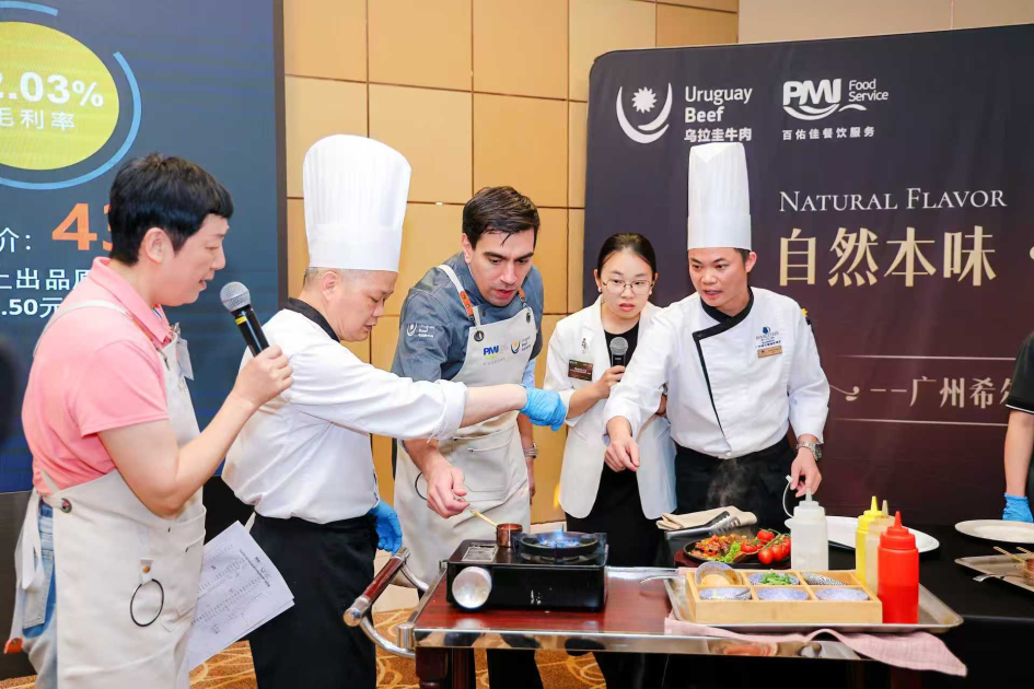 Demostración de cocina Cónsul General ayudando en la demostración de cocina de los chefs