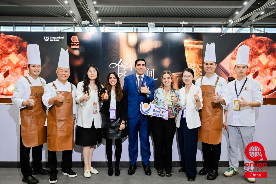 El equipo de Uruguay junto a los chefs que prepararon los platos con carne uruguaya Foto de los representantes de Uruguay junto a los chefs