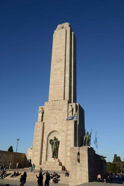 Acto oficial en el Monumento Histórico Nacional a la Bandera monumento historico a la bandera con pabellón uruguayo izado