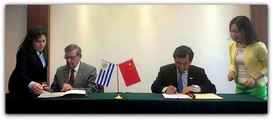 Nin Novoa y Feng Zhenglin firman el acuerdo de conectividad aérea entre Uruguay y China
