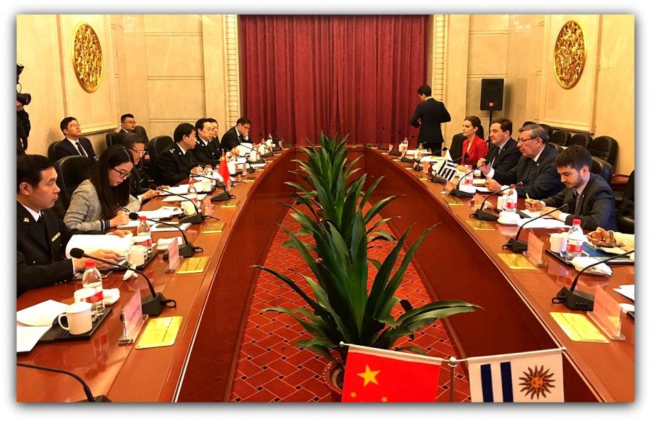 Las delegaciones de Uruguay y China durante la reunión de cooperación aduanera