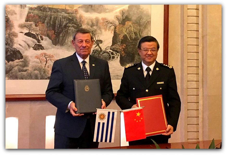 Nin Novoa y el Ministro de Aduanas de China, Ni Yuefeng posan para la foto institucional con el acuerdo firmado en sus manos