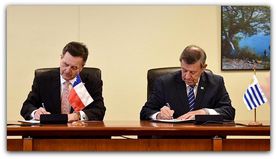 Roberto Ampuero, Ministro de Relaciones Exteriores de Chile, y el canciller uruguayo, Nin Novoa, en el momento de la firma de acuerdo para crear Seminario de lanzamiento del Acuerdo de Libre Comercio entre Uruguay y Chile
