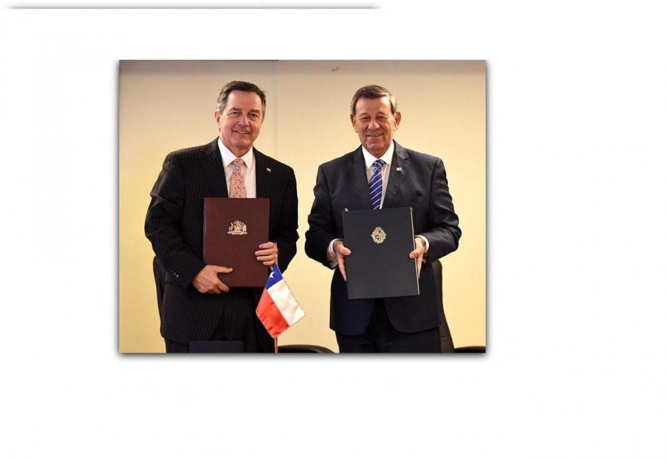 Nin Novoa y su colega chileno muestran el acuerdo firmado