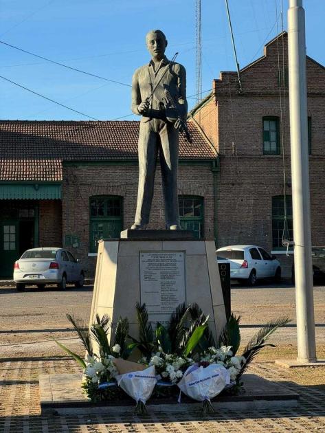 Acto y ofrenda floral en el monumento a Cayetano Silva ofrenda floral en monumento a Cayetano Silva