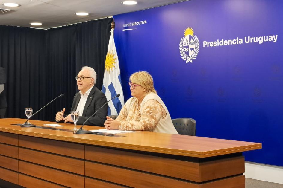Mario Lubetkin y Sandra Lazo Mario Lubetkin y Sandra Lazo durante la conferencia de prensa
