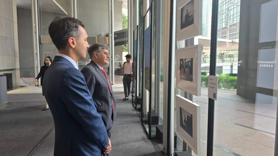 Sr. Federico Lage, Cónsul General de Uruguay en Hong Kong y Sr. Aníbal Cabral, Embajador de Uruguay Sr. Federico Lage, Cónsul General de Uruguay en Hong Kong y Sr. Aníbal Cabral, Embajador de Uruguay