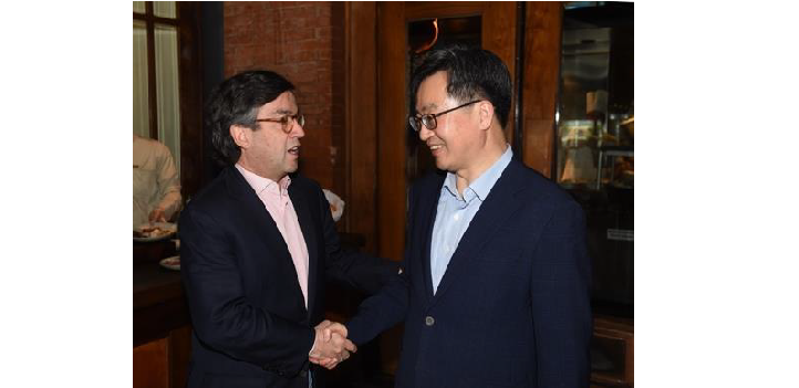 Luis Alberto Moreno y Kim Dong-yeon Luis Alberto Moreno y Kim Dong-yeon