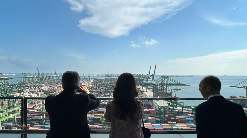 La vicecanciller Csukasi frente a un paisaje de Singapur
