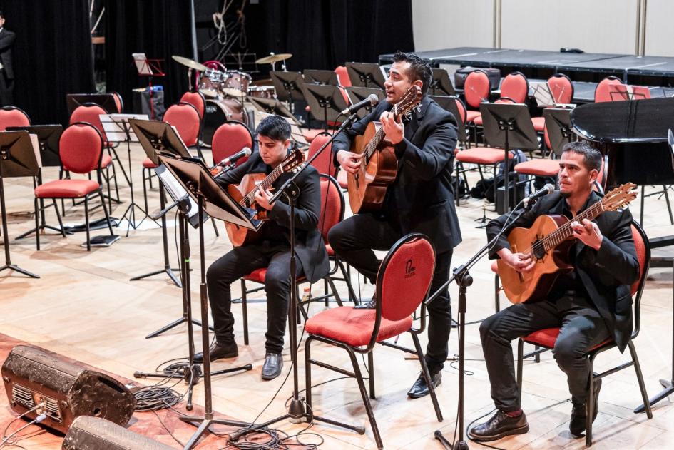 Concierto Aniversario por el 199 Aniversario de la Independencia uruguaya en el Teatro El Círculo trio Carlos Méndez interpretando repertorio de Alfredo Zitarroza