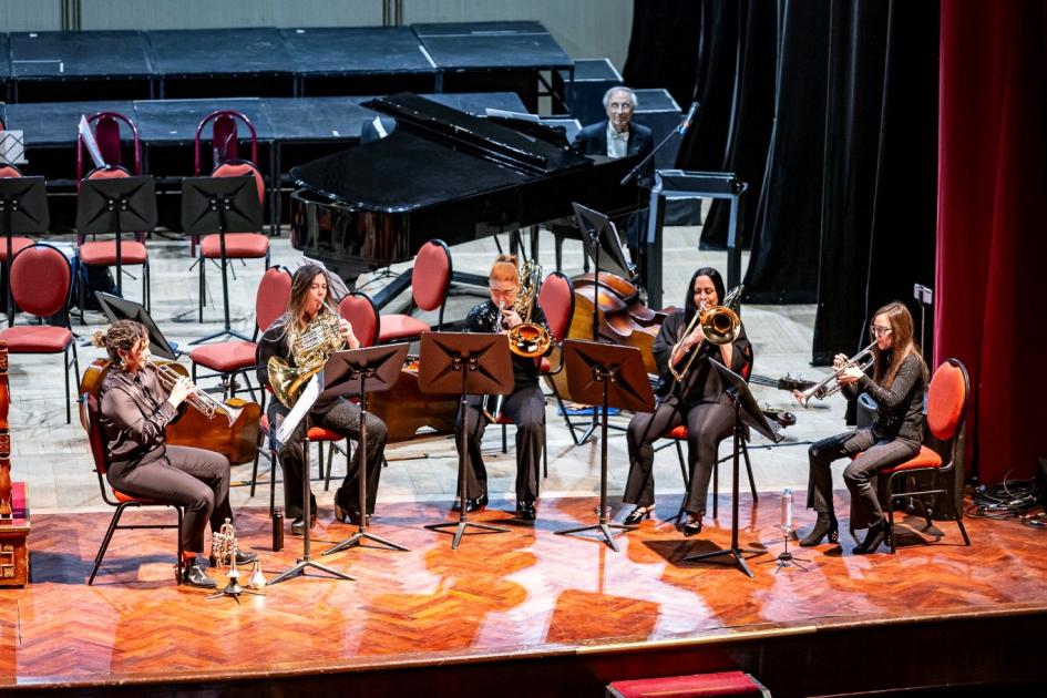 Concierto Aniversario por el 199 Aniversario de la Independencia uruguaya en el Teatro El Círculo Quintetas del Brass ejecutando repertorio de Enrique Crespo