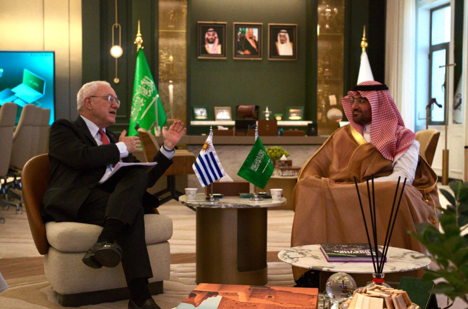 Con el viceministro de Deportes, Bader bin Abdulrahman Alkadi. Foto: Arndt Ohletz. Lubetkin con el viceministro de Deportes, Bader bin Abdulrahman Alkadi