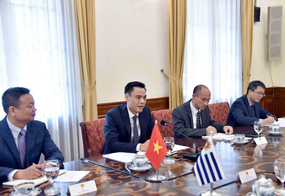 Viceministro de Vietnam hablando Viceministro Dang Hoang Giang de Vietnam