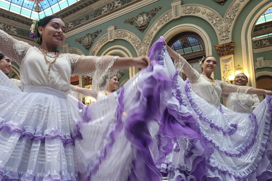Bailes, música y cantos guaraníes en el Palacio Santos Bailes, música y cantos guaraníes en el Palacio Santos