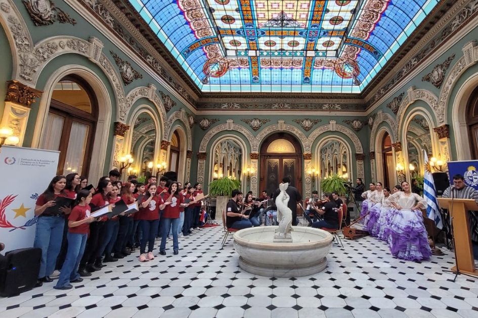 Bailes, música y cantos guaraníes en el Palacio Santos Bailes, música y cantos guaraníes en el Palacio Santos