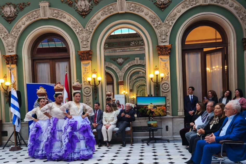 Bailes, música y cantos guaraníes en el Palacio Santos Bailes, música y cantos guaraníes en el Palacio Santos