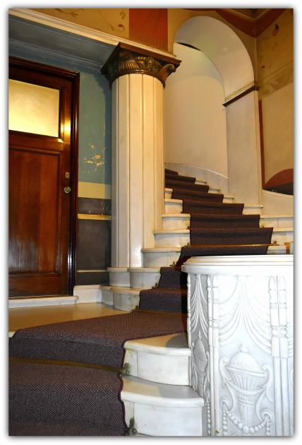 La entrada y la escalera La entrada y la escalera