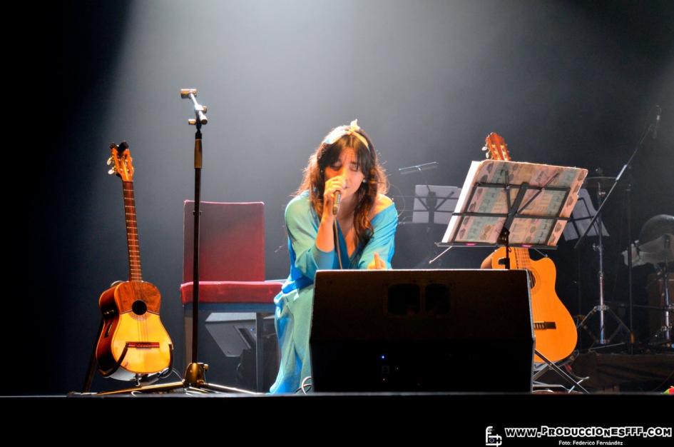 Melaní Luraschi en un concierto. Melaní Luraschi en un concierto.