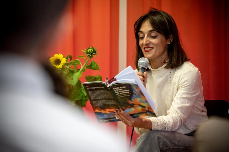 Rosario Lázaro Igoa. Rosario Lázaro Igoa leyendo un libro en un escenario.