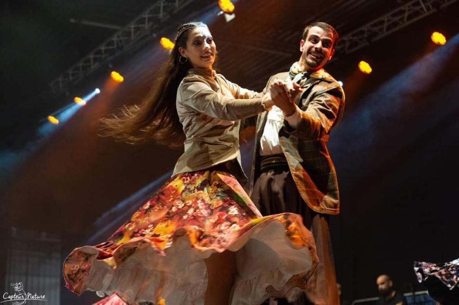 Pareja bailando en un escenario.