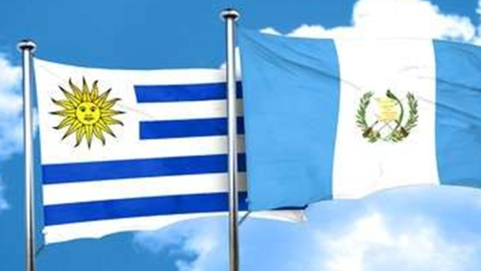 Bandera del Uruguay y de Guatemala