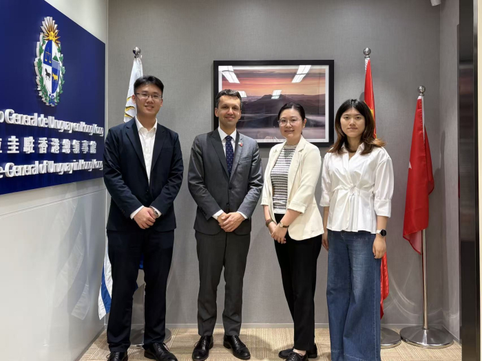 Cónsul General con representantes de la Oficina del Comisionado de la Cancillería china en Hong Kong