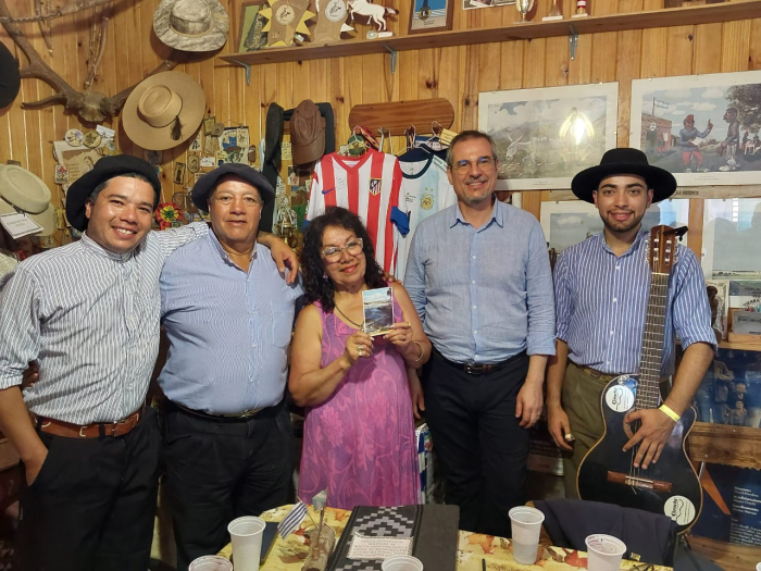 Reunión en homenaje al payador Gustavo Guichón - nacido en Florida, falleció en V. de María de R.S. Foto en la sala principal de la Posada del Payador con la familia Guichón y el Cónsul General