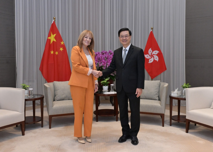 La Vicepresidenta de la República, Ing. Carolina Cosse y el Jefe Ejecutivo de Hong Kong, John Lee