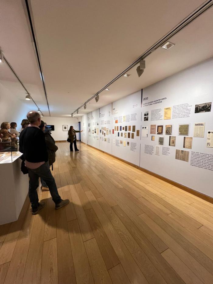 Sala con la infografía, libros y obras del pintor uruguayo Joaquín Torres García foto que muestra la infografía sobre la vida y obra de Joaquín Torres García